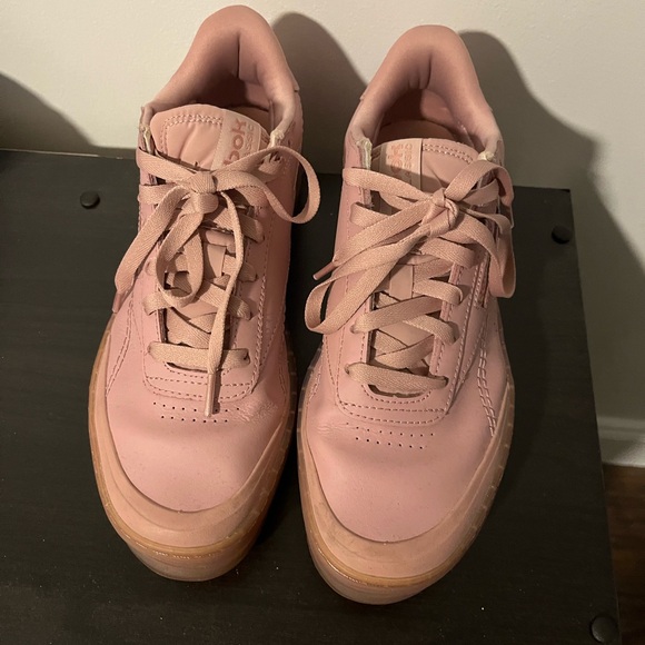 Pink Reebok 😍 - Picture 2 of 4